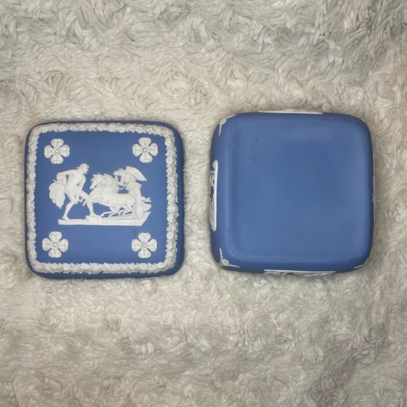 Vtg 70’s Square Wedgwood Jasperware Style Light Blue Trinket/Jewelry Box - Picture 6 of 12